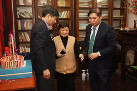 Chủ tịch VUSTA Phan Xuân Dũng thăm, chúc Tết đàm đạo 'thế sự' với các nhà khoa học lão thành