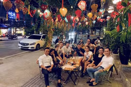 Tiến Dũng bán bánh cùng vợ, Quang Hải, Văn Hậu đi chơi trung thu