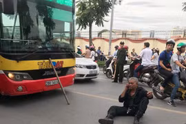 Lý do người đàn ông ngồi trước đầu xe buýt vài giờ đồng hồ không nhúc nhích