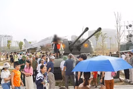 Bảo tàng Lịch sử Quân sự Việt Nam đông nghẹt người đến tham quan