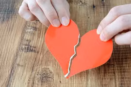 Hận tình trả được rồi sao tim tôi vẫn cứ đau đớn thế này?