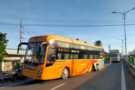 Tiền Giang: Xe khách giường nằm rơi bánh, hành khách hú vía