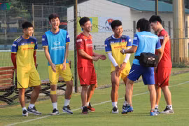 Những hình ảnh vui vẻ trêu đùa của các cầu thủ Hà Đức Chinh, Phan Văn Đức với bác sĩ Choi