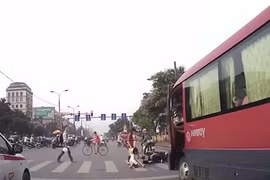 Thót tim cảnh dừng đèn đỏ, cô gái bị xe khách húc ngã