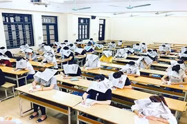 Thực hư bức ảnh sinh viên đội báo để tránh quay cóp
