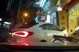 Đạp nhầm chân ga, ô tô lao thẳng vào cửa hàng bánh ngọt