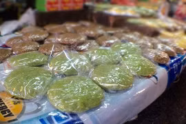 Những món ăn vặt ngon nổi tiếng ở chợ Hôm, Hà Nội