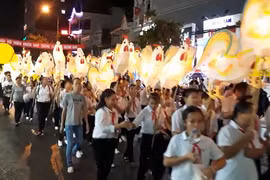 Video: Lễ hội rước đèn Trung thu lớn nhất Việt Nam