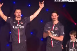 Siêu sao Ibrahimovic phát điên với tượng sáp giống hệt mình