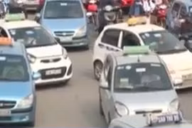Video: Taxi truyền thống đang làm gì trong cuộc chạy đua với Uber, Grab?