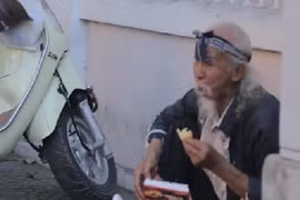 Clip "Xin ăn người lạ" lay động lòng người