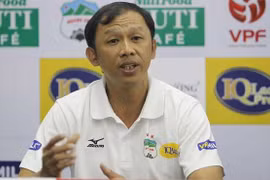 Bị Hà Nội FC loại, HLV HAGL nói gì về trọng tài?
