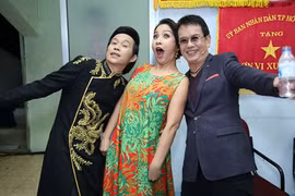 Hoài Linh đọ độ xì tin cùng Mỹ Linh trong hậu trường