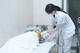 Cụ bà tự điều trị zona thần kinh, bị biến chứng nguy hiểm