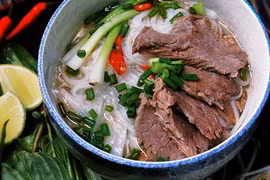 Vì sao người dân vẫn phải mua bát phở giá 60.000 đồng?
