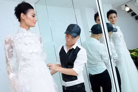 Đỗ Mạnh Cường tự tay mặc váy cưới cho Lê Thúy