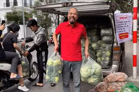 NTK Đức Hùng, Lê Dương Bảo Lâm giải cứu nông sản Hải Dương