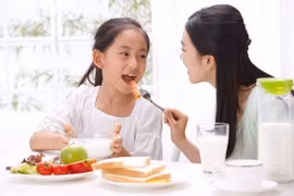 Chế độ dinh dưỡng giúp tăng cường sức khỏe cho sĩ tử mùa thi
