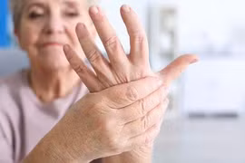 Tê bì tay chân, báo hiệu các bệnh lý tiềm ẩn