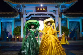 Mẫu nhí Hải Phương làm vedette cùng siêu mẫu Vũ Thu Phương