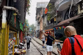 Hà Nội yêu cầu không giới thiệu tour đến khu cà phê đường tàu