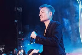 Đang đắt show, Hoa Vinh nghỉ hát để phục hồi sức khỏe