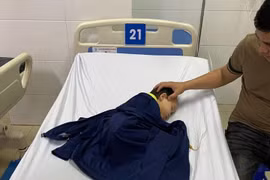 Gắp đồng xu máy trò chơi trong thực quản bé gái 3 tuổi