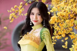 Hoa hậu Nguyễn Thanh Hà xúc động khi đến Điện Biên, thăm đồi A1