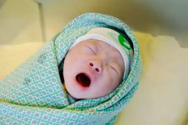 Người phụ nữ 54 tuổi hạnh phúc đón con đầu lòng chào đời