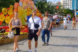 Du khách nô nức ghé phố biển Nha Trang dịp đầu năm mới