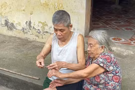Xúc động khoảnh khắc cụ ông 90 tuổi chăm sóc vợ 92 