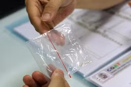 Người đàn ông vô sinh sốc khi biết đứa trẻ mồ côi là con