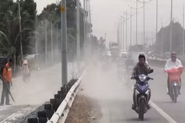 “Bão bụi” tấn công người đi xe máy trên đường dẫn cao tốc TP HCM