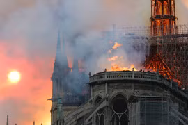 Pháp tá hỏa với "kế" dập lửa Nhà thờ Đức Bà Paris của ông Trump