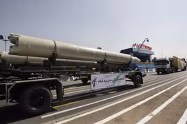 Iran chất tên lửa lên tàu, thổi bùng nguy cơ chiến tranh với Mỹ