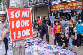 Người dân Hà Nội đổ xô mua quần áo, giày dép 'sale-off' chiều 30 Tết
