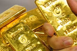 Giá vàng hôm nay 5/3: USD tăng vọt, vàng tụt xuống đáy