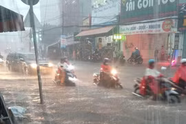 Người và xe bị nước cuốn trôi như thác nước ngay giữa đường Sài Gòn