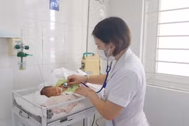 Bé sơ sinh nguy kịch vì bà tự cắt rốn tại nhà