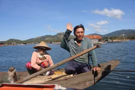 Cuộc sống khởi sắc ở làng chài bên dòng sông Sê San 