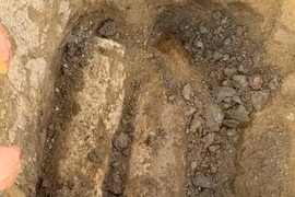 Phát hiện 2 quả bom nằm cạnh nhau ở khu vực gần sông Lô