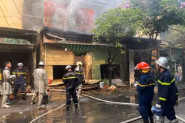 Hà Nội: Đục cửa cứu tài sản trong vụ cháy lan 4 ki ốt 