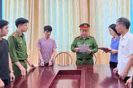 Bắt tạm giam đối tượng lừa chạy bệnh án cho người khuyết tật