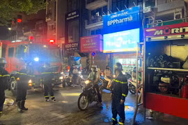 Cháy nhà trong ngõ sâu trên phố Hà Nội