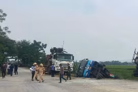 Xe buýt lật xuống ven đường sau va chạm, 3 người bị thương