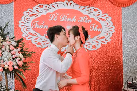 Phát hoảng với chú rể hôn như “nuốt chửng” cô dâu trong đám cưới