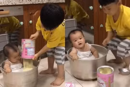 Mẹ vắng nhà, người anh có màn pha sữa cho em bá đạo