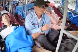 Người đàn ông trắng trợn móc túi trên xe khách gây bàng hoàng