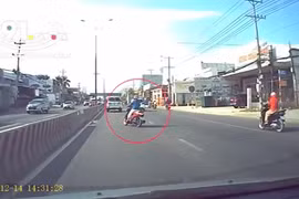 Đỉnh cao lái xe: Phát hoảng với “Ninja Lead” vừa đi vừa...ngủ 