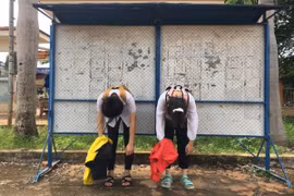"Vật vã" tạo dáng khắp sân trường, đôi bạn thân gây bão mạng 